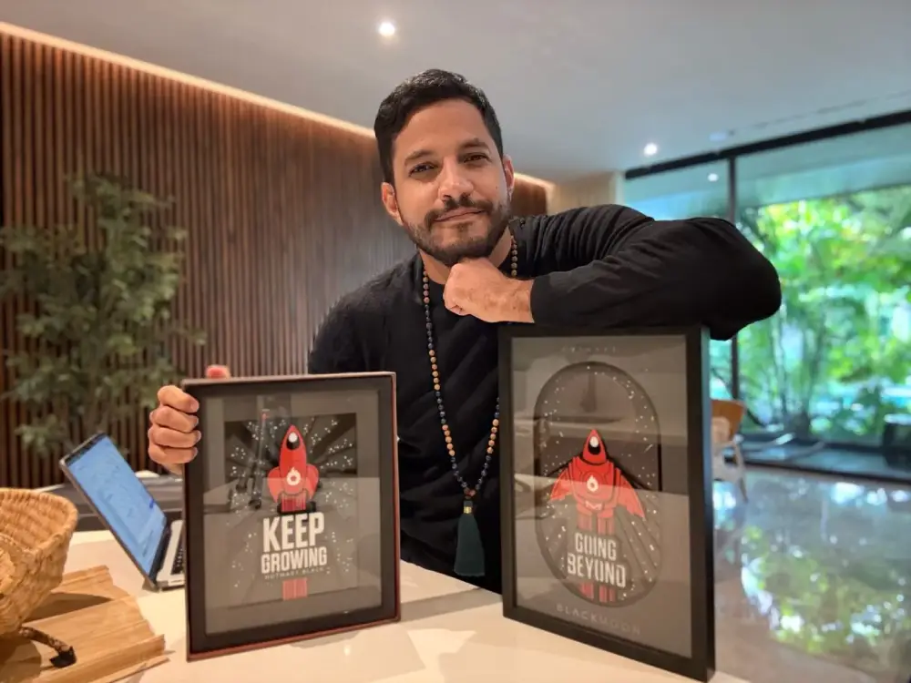 Javier con dos placas